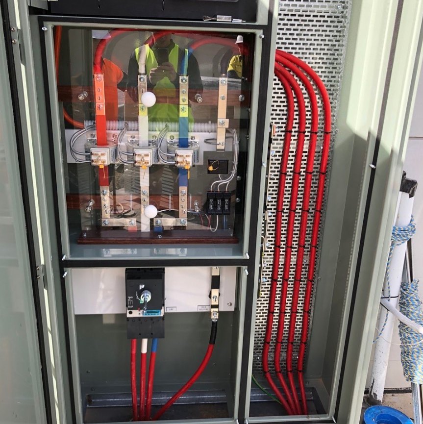 CT metering cabinet with busbars and consumer mains